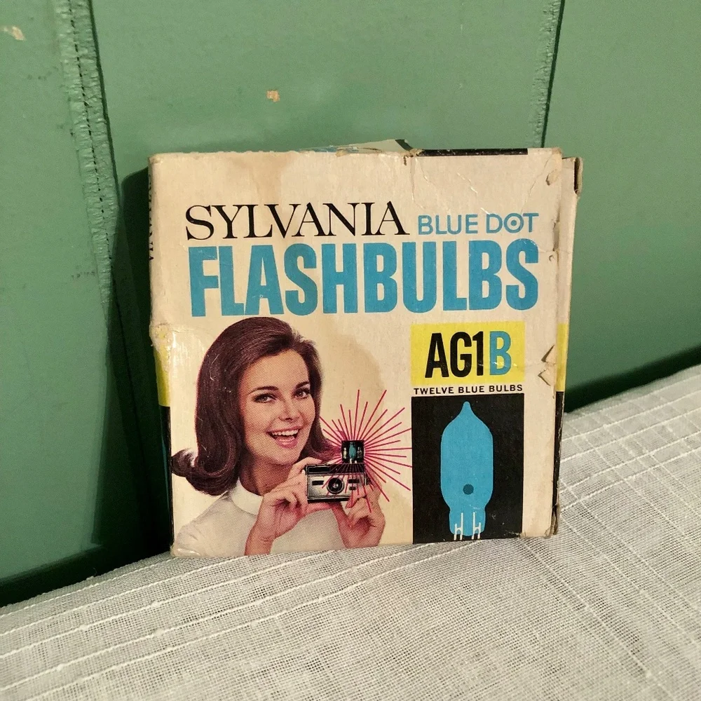 Vintage New Sylvania AG1B Blue Dot Flashbulbs 5 Bulbs In Original Box